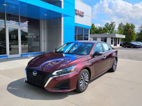 Used 2025 Nissan Altima 2.5 SV FWD image 13