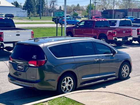 Used 2017 Chrysler Pacifica Limited w/ UConnect Theater Package FWD image 6