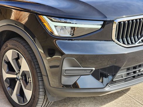 Used 2025 Volvo XC40 B5 Core w/ Protection Package Premier image 13