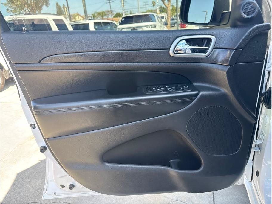 Used 2017 Jeep Grand Cherokee Altitude RWD image 14