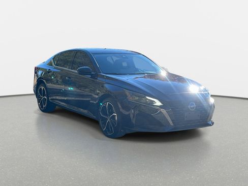 Used 2024 Nissan Altima 2.5 SR w/ SR Premium Package image 3