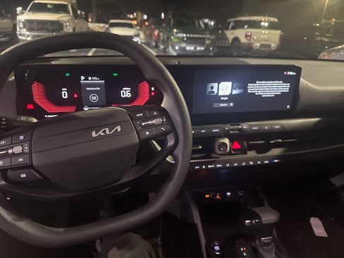 Used 2025 Kia K4 LXS image 13