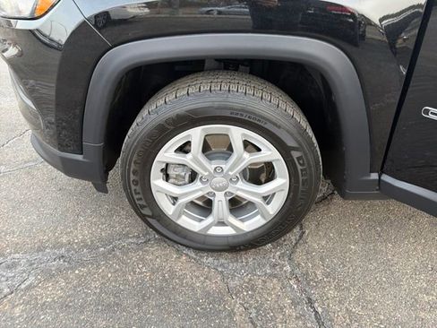 Used 2024 Jeep Compass Latitude image 27