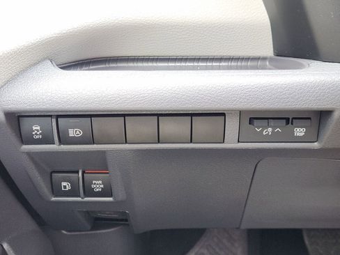Used 2023 Toyota Sienna XLE FWD image 25