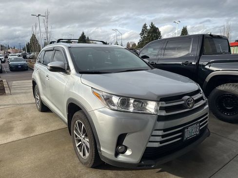 Certified 2019 Toyota Highlander XLE image 2