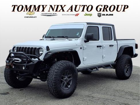 Used 2025 Jeep Gladiator Sport image 1