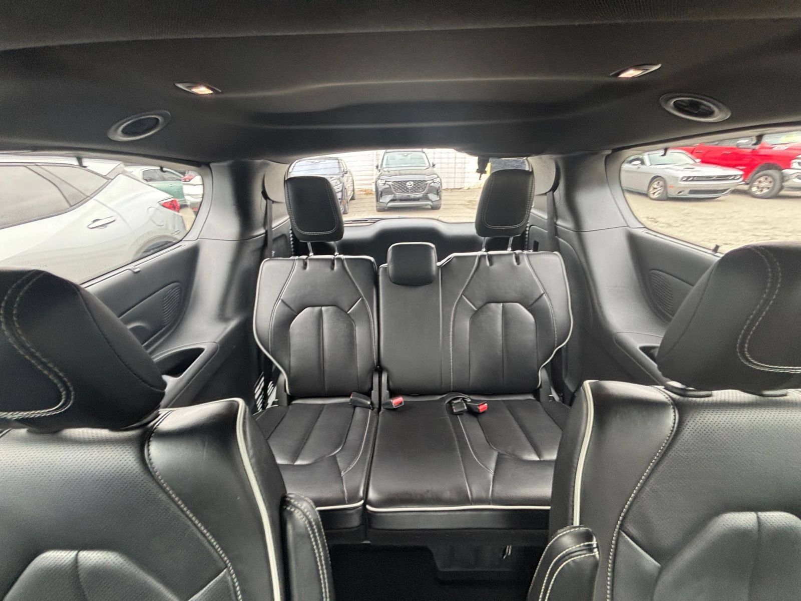 Used 2025 Chrysler Pacifica Limited FWD image 32