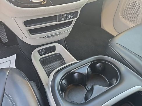 Used 2024 Chrysler Pacifica Select image 26