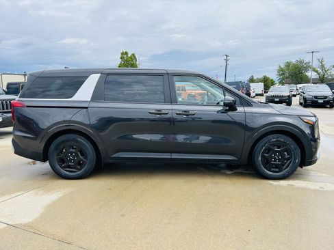 Used 2025 Kia Carnival FWD image 38