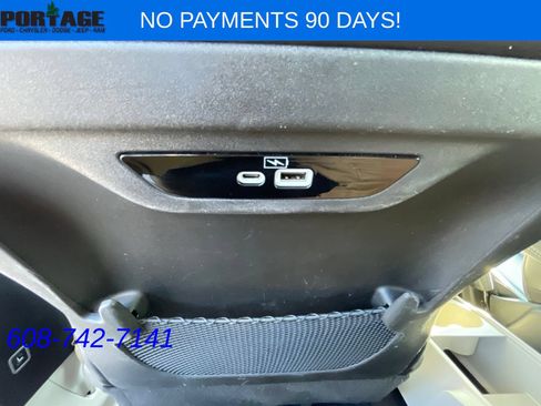 Used 2023 Chrysler Pacifica Touring-L FWD image 11