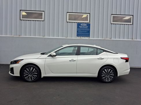 Used 2023 Nissan Altima 2.5 SV w/ SV Premium Package AWD/4WD image 2