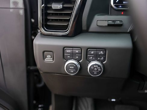 Used 2024 GMC Sierra 2500 AT4 w/ AT4 Premium Plus Package image 18