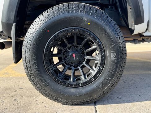 Used 2018 Toyota Tacoma TRD Off-Road image 11