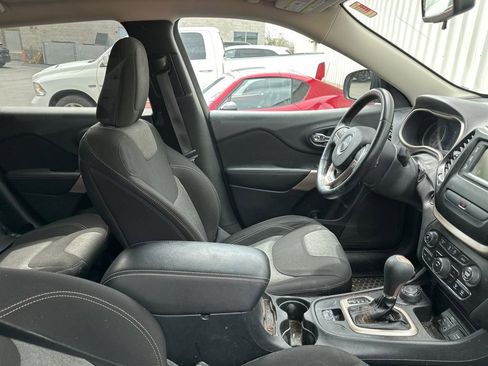 Used 2018 Jeep Cherokee Latitude w/ Cold Weather Group image 8