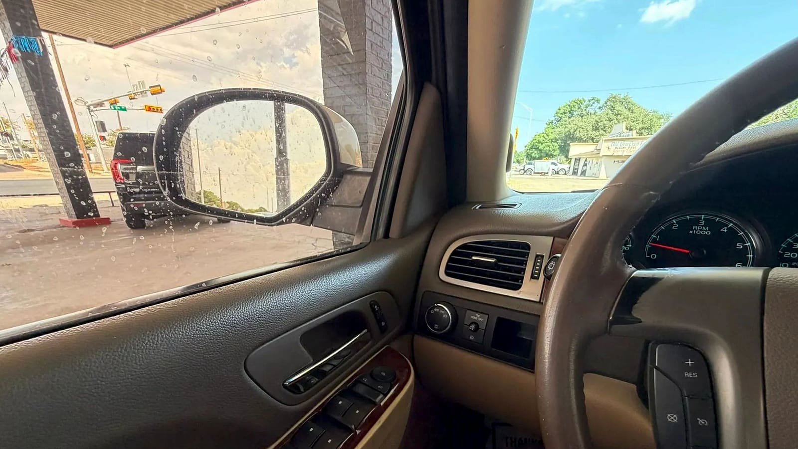 Used 2014 Chevrolet Suburban LT RWD image 23