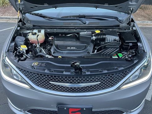 Used 2017 Chrysler Pacifica Limited w/ Tire & Wheel Group image 8