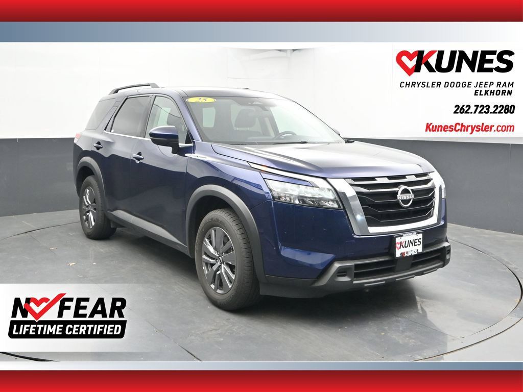 Used 2025 Nissan Pathfinder SV FWD image 1