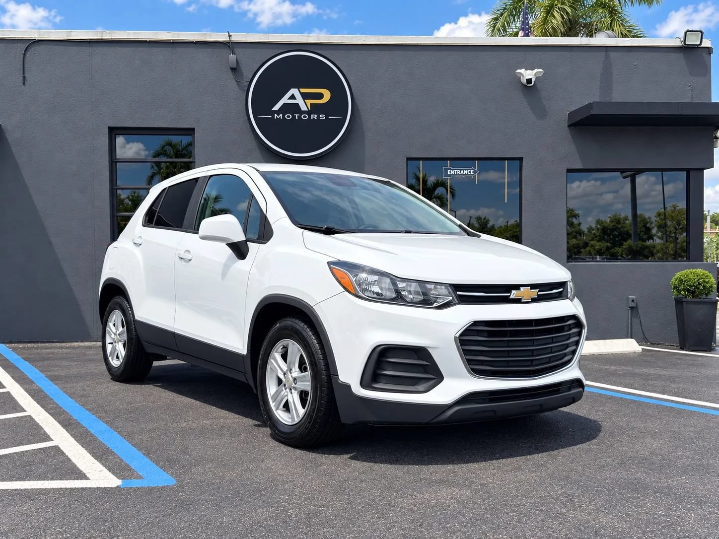 Used 2020 Chevrolet Trax LS w/ Tint and Cruise Package FWD image 1