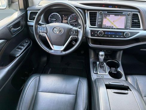 Used 2018 Toyota Highlander XLE AWD/4WD image 28