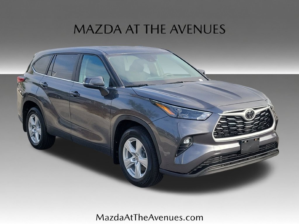 Used 2023 Toyota Highlander LE FWD image 3