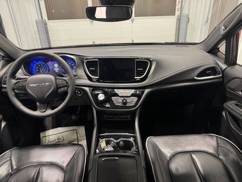 Used 2023 Chrysler Pacifica Limited w/ Uconnect Theater Family Group image 34