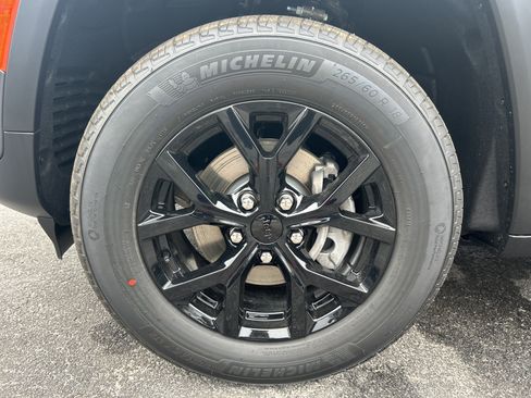 New 2025 Jeep Grand Cherokee Altitude image 10