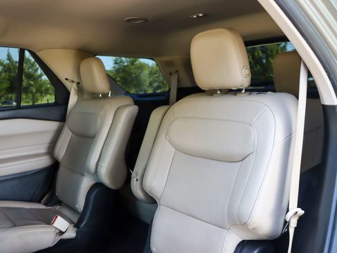 Used 2020 Ford Explorer Limited RWD image 16