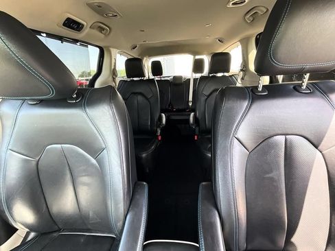 Used 2021 Chrysler Pacifica Touring-L FWD image 34