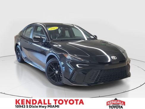 Used 2025 Toyota Camry SE w/ Convenience Package image 1