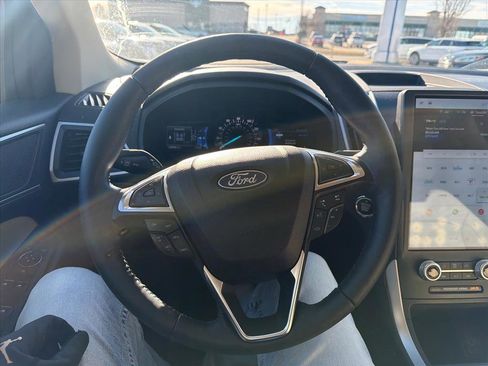 Used 2023 Ford Edge SEL w/ Convenience Package image 9