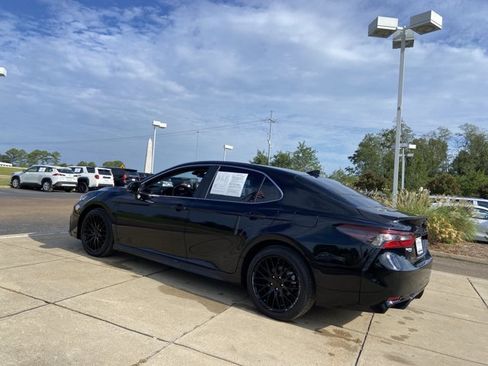 Used 2022 Toyota Camry SE FWD image 9