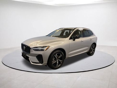 Used 2022 Volvo XC60 B5 R-Design image 3