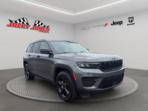Used 2023 Jeep Grand Cherokee Altitude AWD/4WD image 13