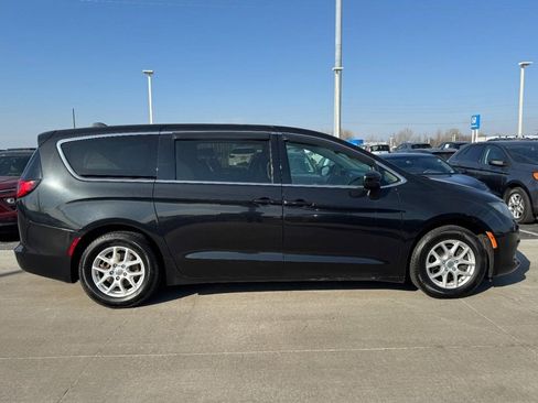 Used 2017 Chrysler Pacifica Touring image 2