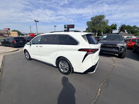 Used 2023 Toyota Sienna XSE w/ XSE Plus Package AWD/4WD image 5