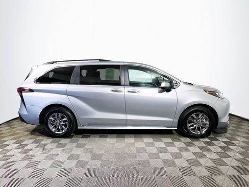 Certified 2024 Toyota Sienna XLE FWD image 8