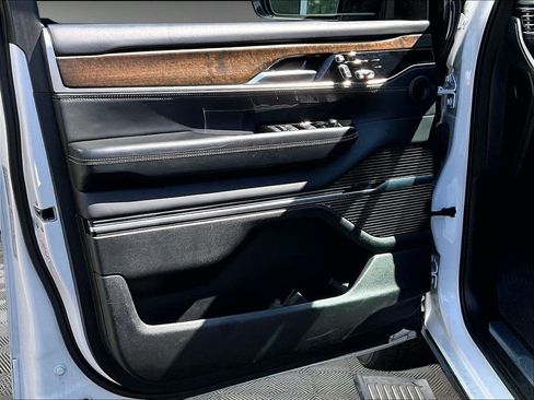 Used 2023 Jeep Grand Wagoneer 4WD image 9