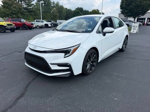 Used 2025 Toyota Corolla SE FWD image 2