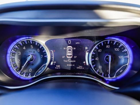 Certified 2024 Chrysler Pacifica Touring-L image 24