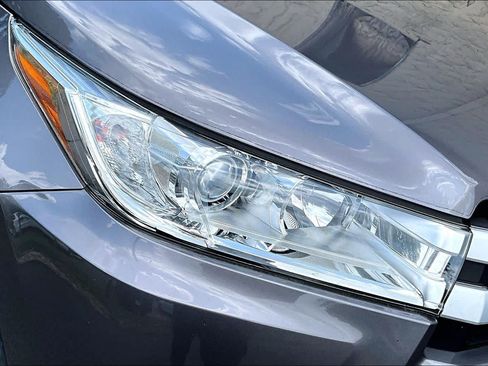 Used 2019 Toyota Highlander XLE FWD image 28