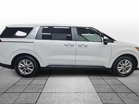 Used 2024 Kia Carnival LX image 4