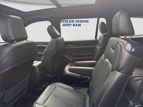 New 2026 Jeep Grand Cherokee L Limited w/ Limited Altitude Package AWD/4WD image 9