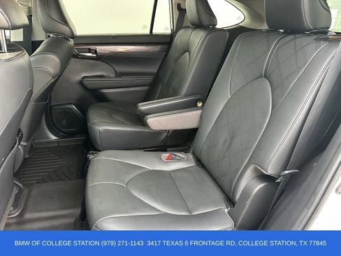 Used 2021 Toyota Highlander Platinum FWD image 19
