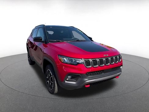 Used 2025 Jeep Compass Trailhawk AWD/4WD image 3