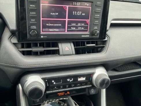 Used 2022 Toyota RAV4 LE image 9