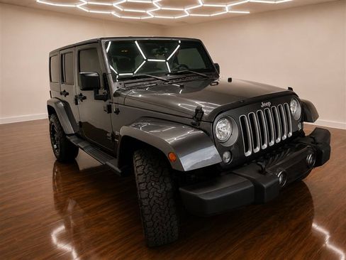 Used 2017 Jeep Wrangler Unlimited Sahara w/ Connectivity Group AWD/4WD image 10