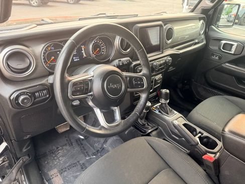 Used 2019 Jeep Wrangler Unlimited Sahara w/ Uconnect 4C Nav & Sound Group AWD/4WD image 17