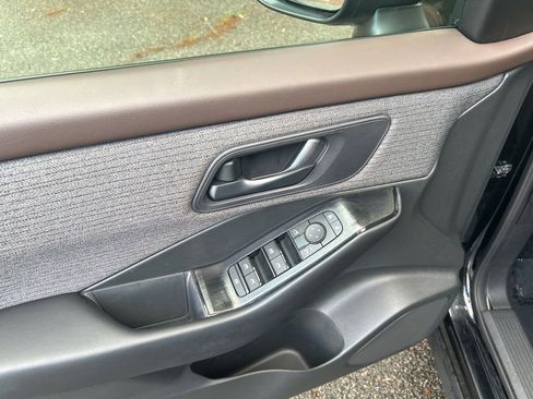 Used 2023 Nissan Rogue S AWD/4WD image 12