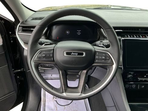 Used 2024 Jeep Grand Cherokee Limited image 2