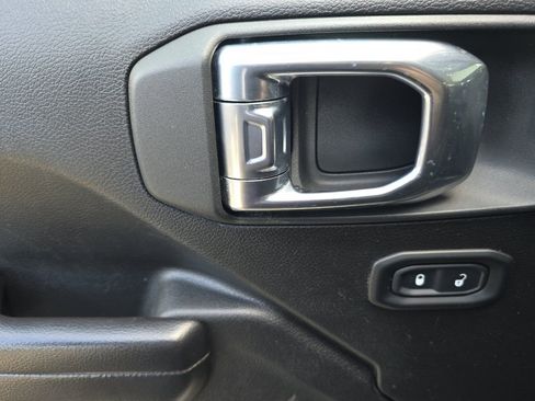 Used 2021 Jeep Gladiator Willys image 11